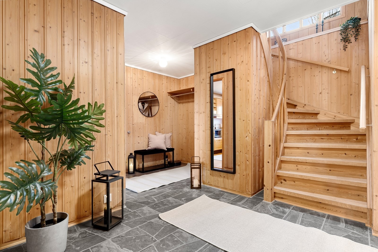 Romslig entre som måler 16,3 kvm. Galleribilde