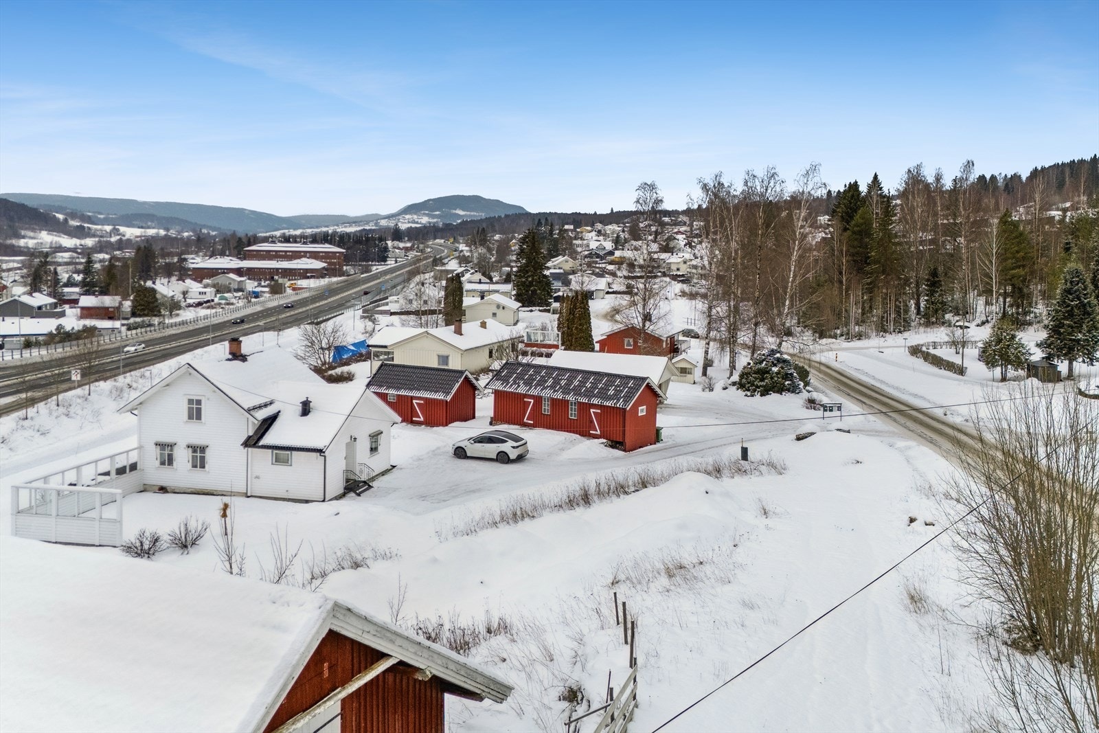 Stor og tilnærmet flat tomt sentralt beliggende på Jaren. Gangavstand til skole, tog og butikk. Galleribilde
