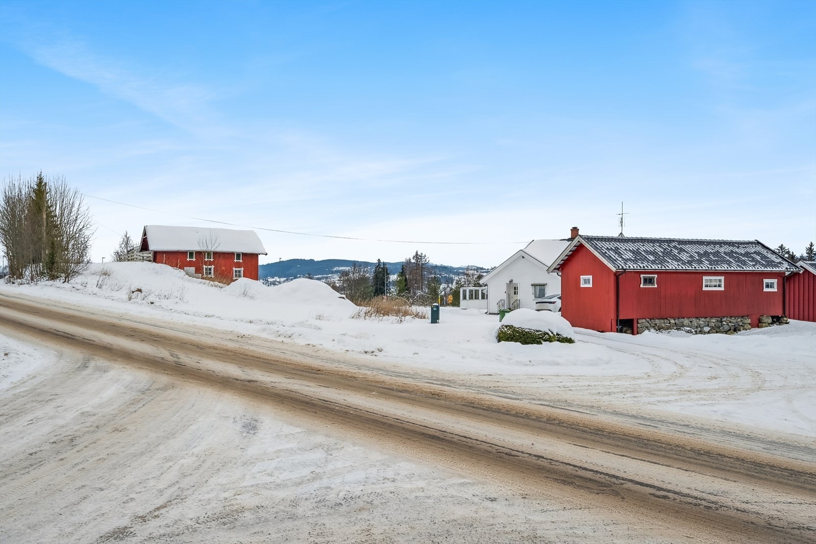 Sentralt plassert på Jaren, med kort vei til skole, handel og kollektivtransport. Galleribilde