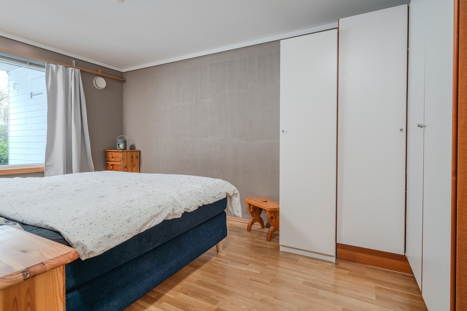 Begge soverom har garderobeskap Galleribilde