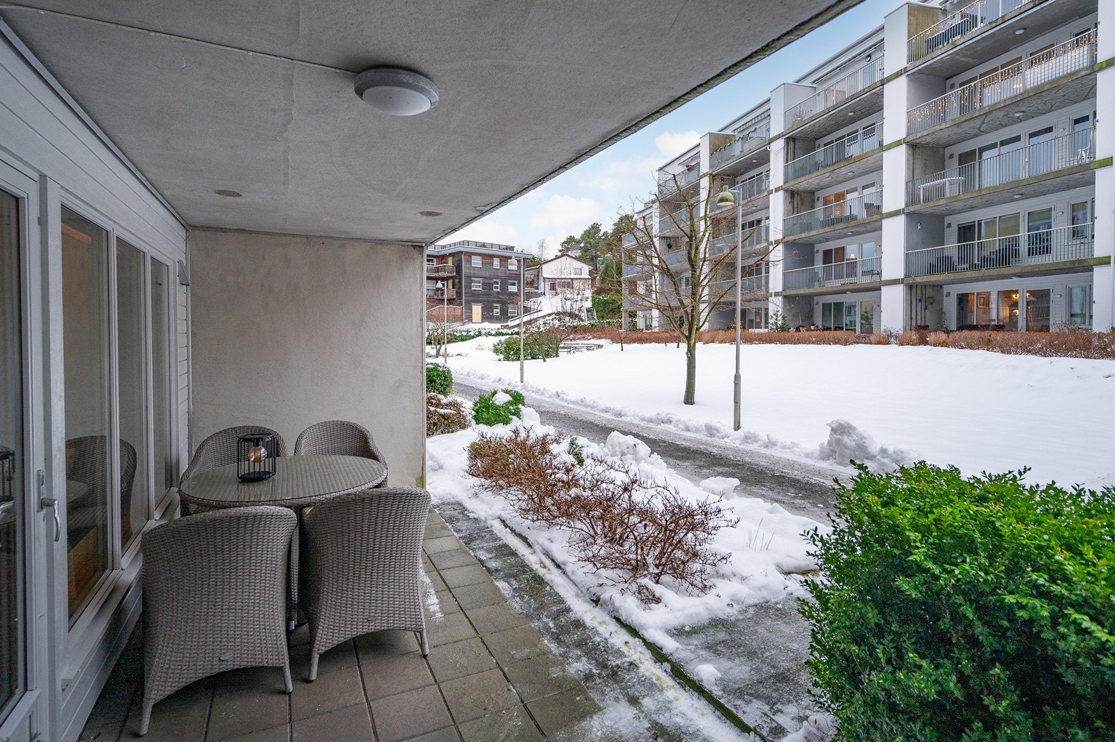 Uteplassen vender vest med grense til felles bakhage Galleribilde