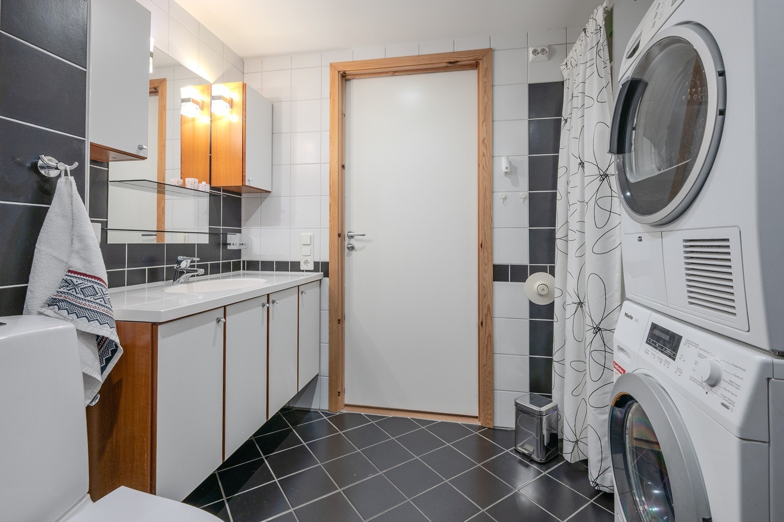 Pen innredning med rikelig skapplass og heldekkende vask Galleribilde