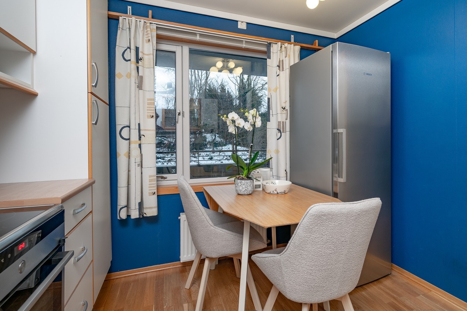 Fin spiseplass under vindu Galleribilde