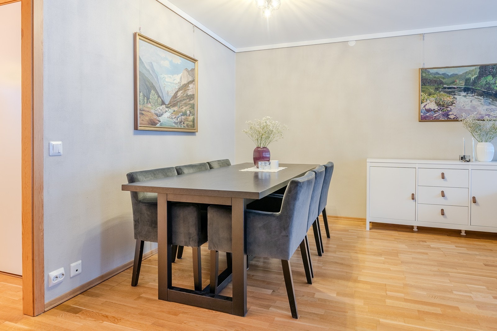 Himlingen er nedsenket og etterisolert med skult oppheng for bilder Galleribilde