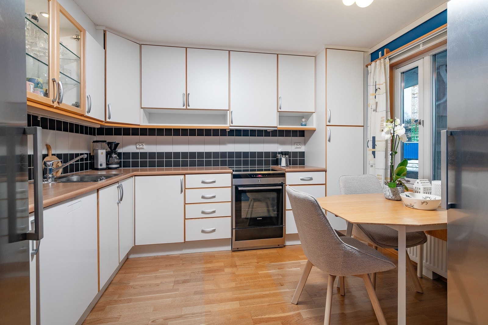 Pent kjøkken med god skap- og benkeplass Galleribilde