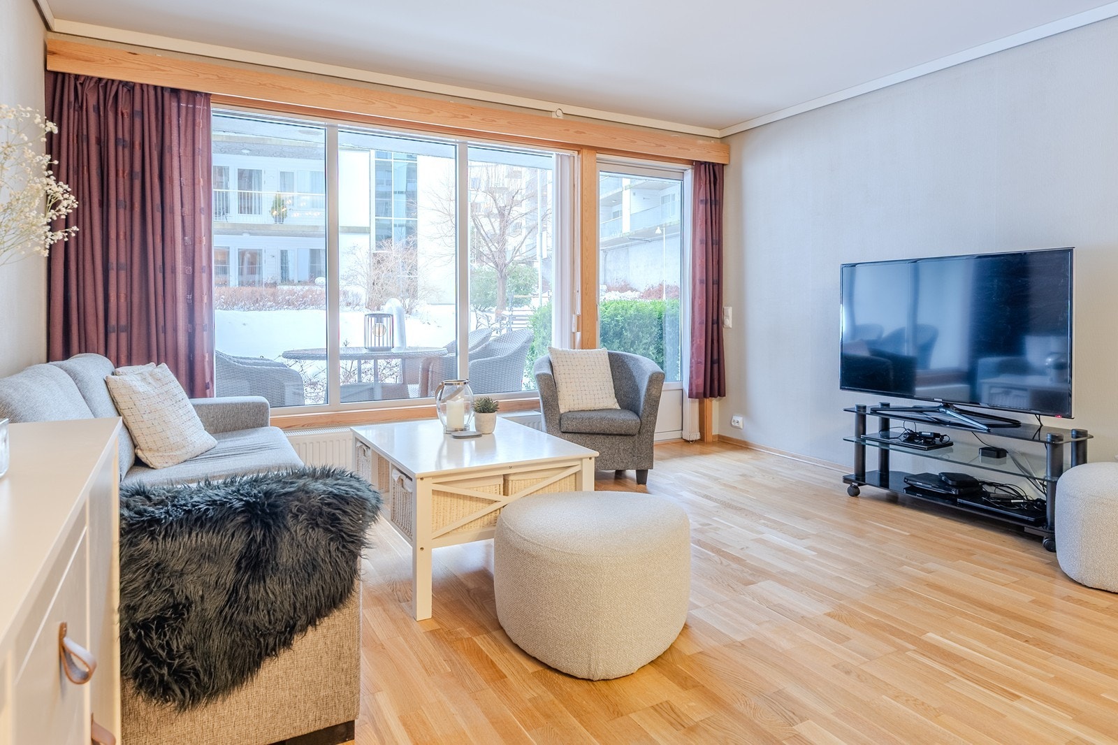 Stue med store vindusflater Galleribilde