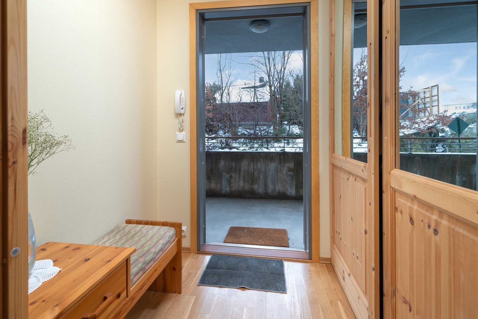 Entré med dørtelefon og skyvedørsgarderobe Galleribilde