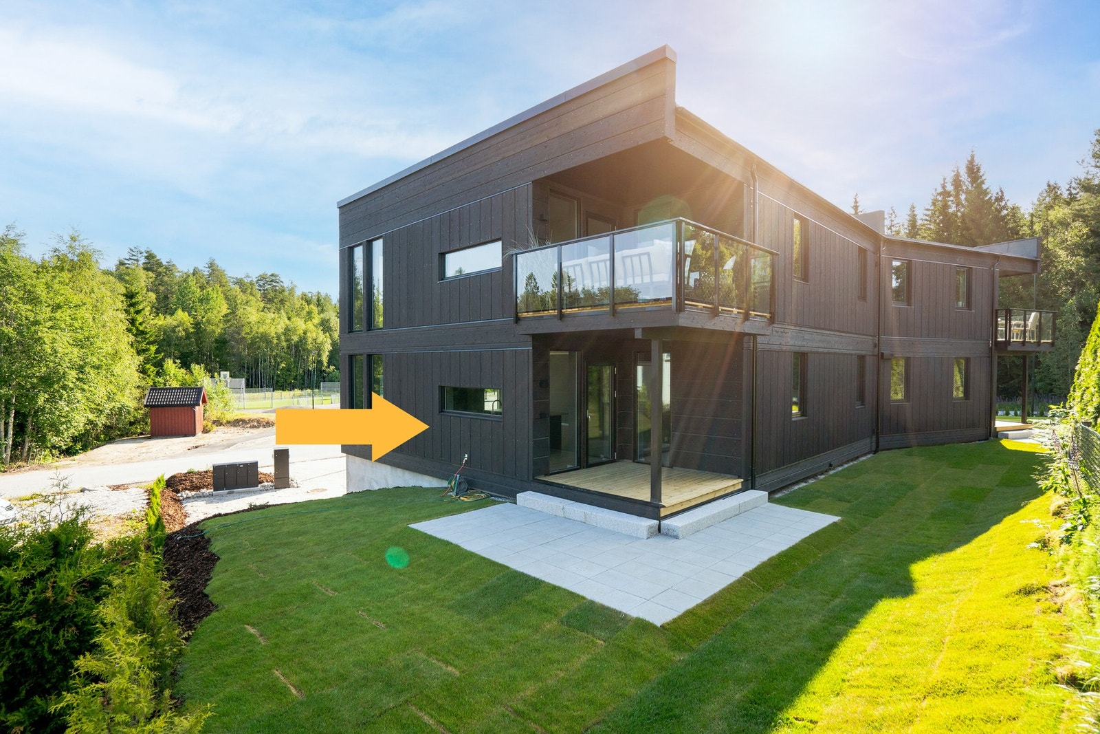 Vestvendt uteplass - som blir forlenget med den steinlagte plassen Galleribilde