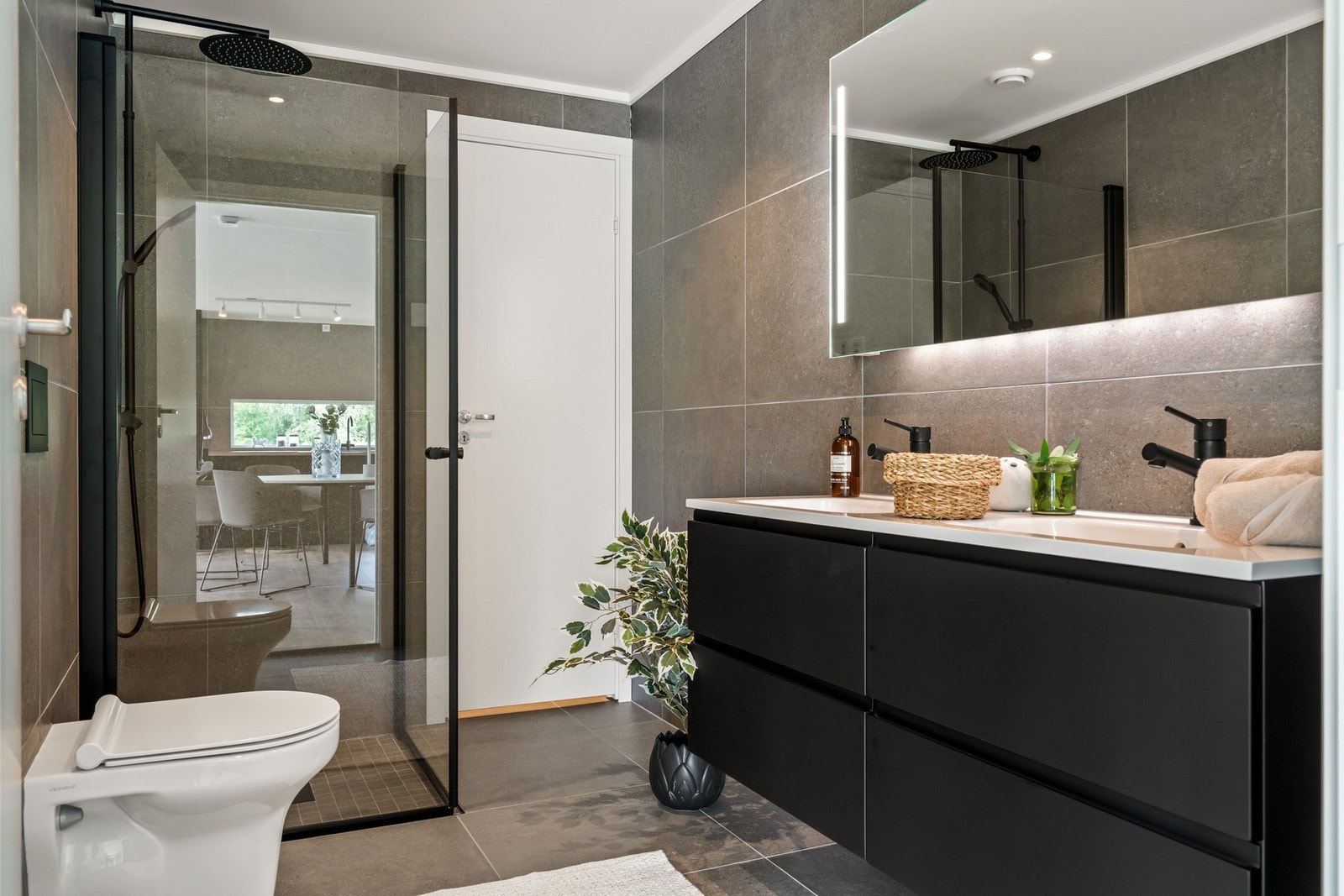 Stilrent bad med moderne innredning - vaskerommet avgrenset til et eget rom Galleribilde