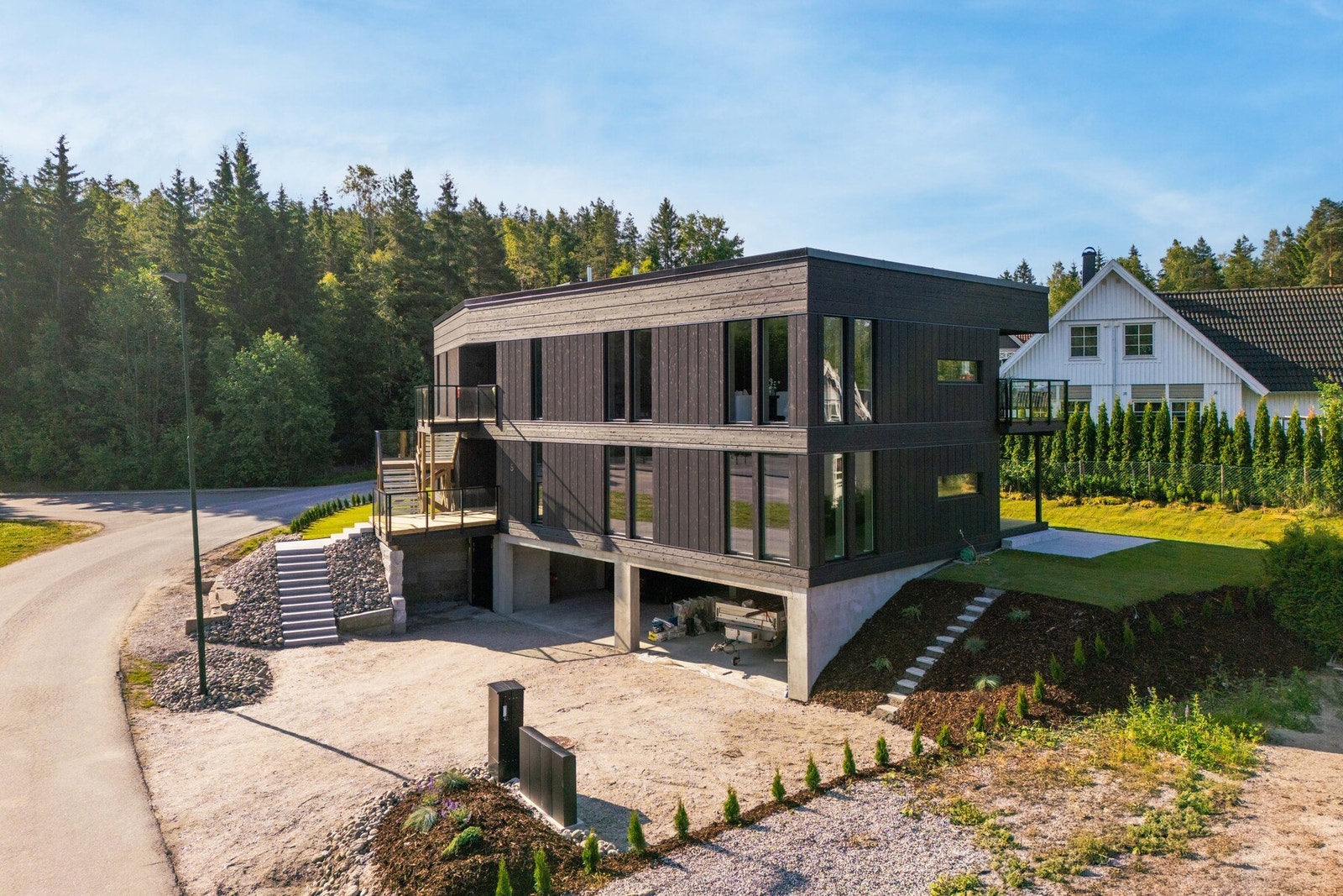 Et moderne bygg med gode parkeringsmuligheter Galleribilde