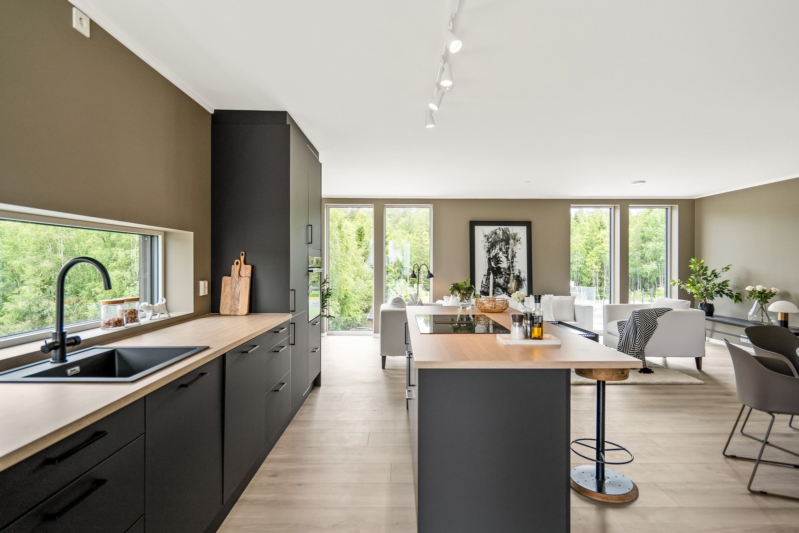 Kjøkkenet er levert av Mesterkjøkken og kommer med integrerte hvitevarer Galleribilde