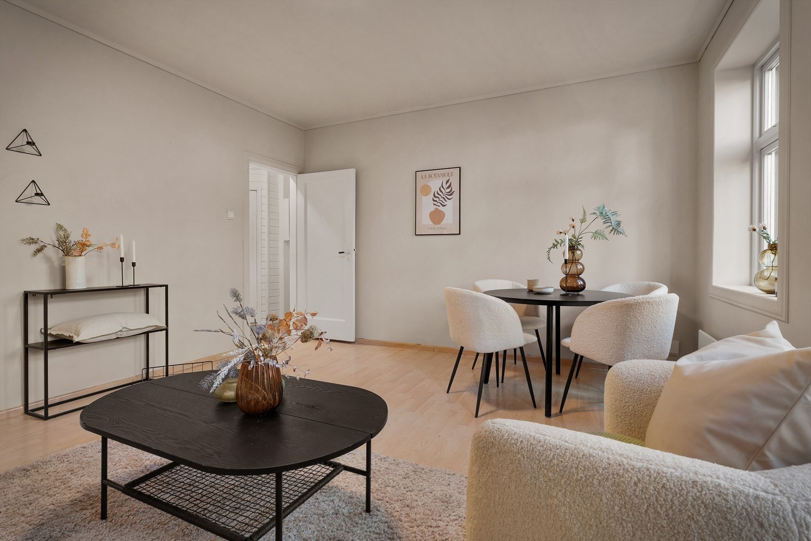 Stuen slipper inn godt med naturlig lys. Galleribilde