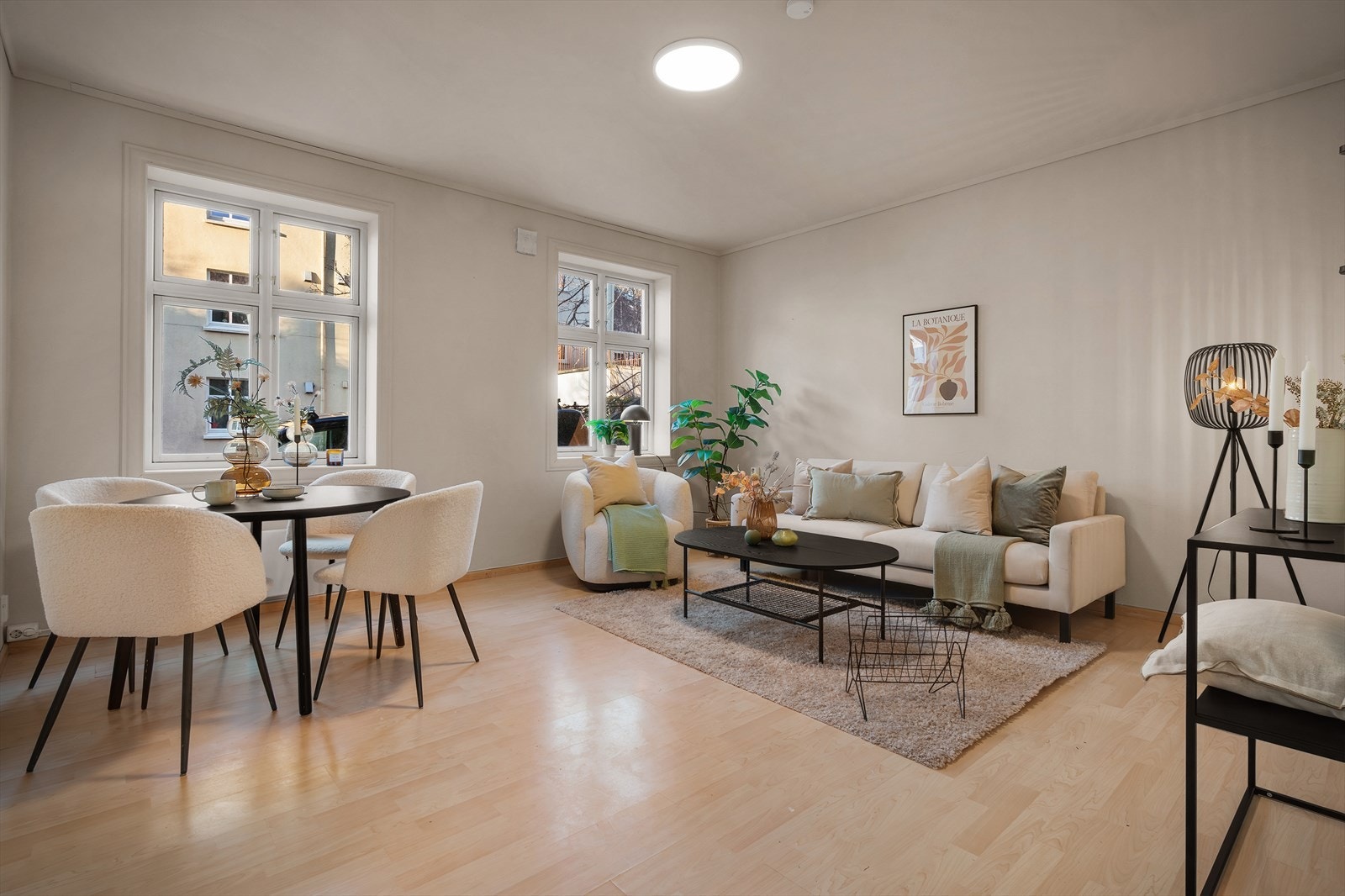 Stuen er 18,9m² - her har du god plass til å indrede slik du ønsker! Galleribilde