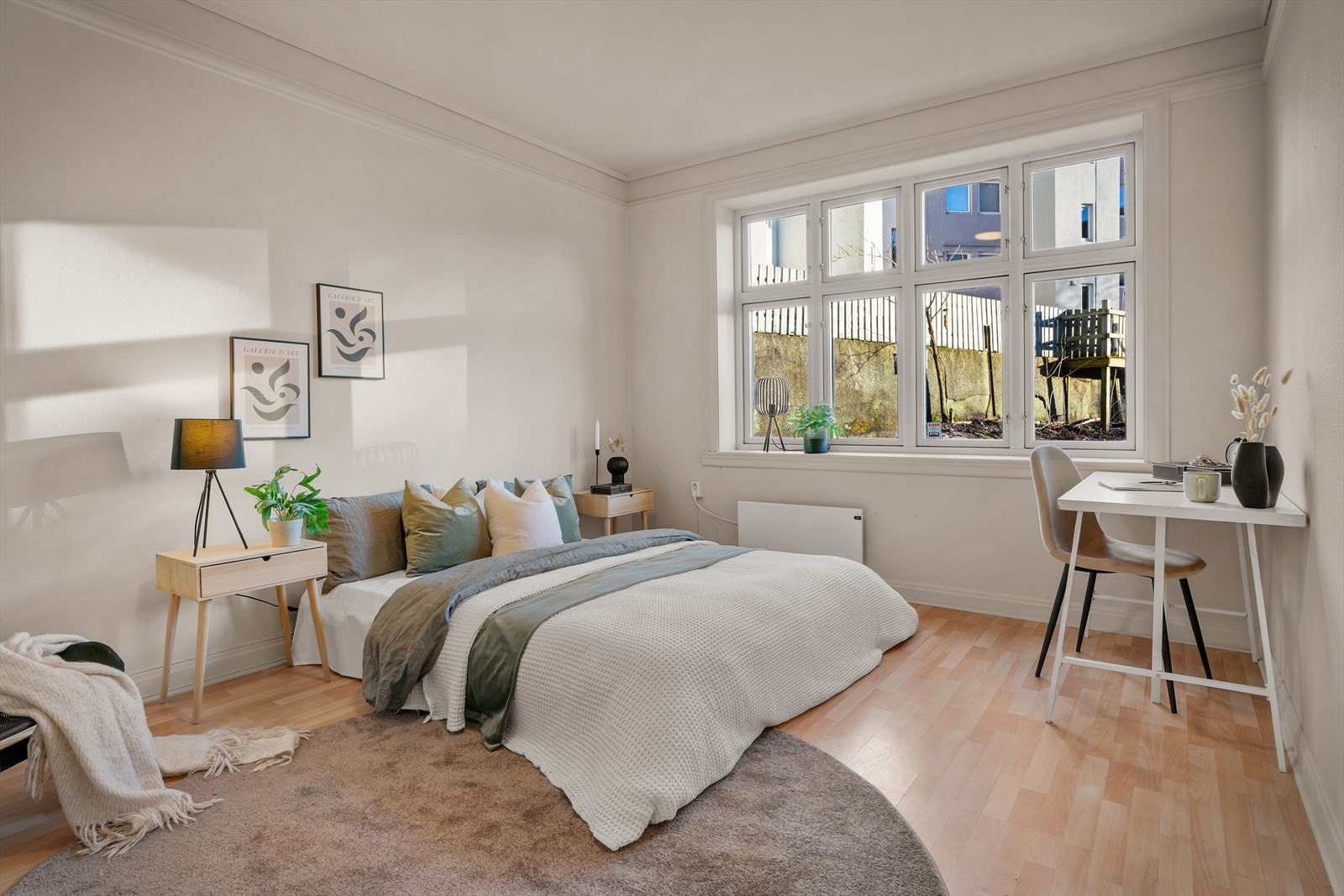 Store vindusflater sikrer rikelig med naturlig lysinnslipp. Galleribilde