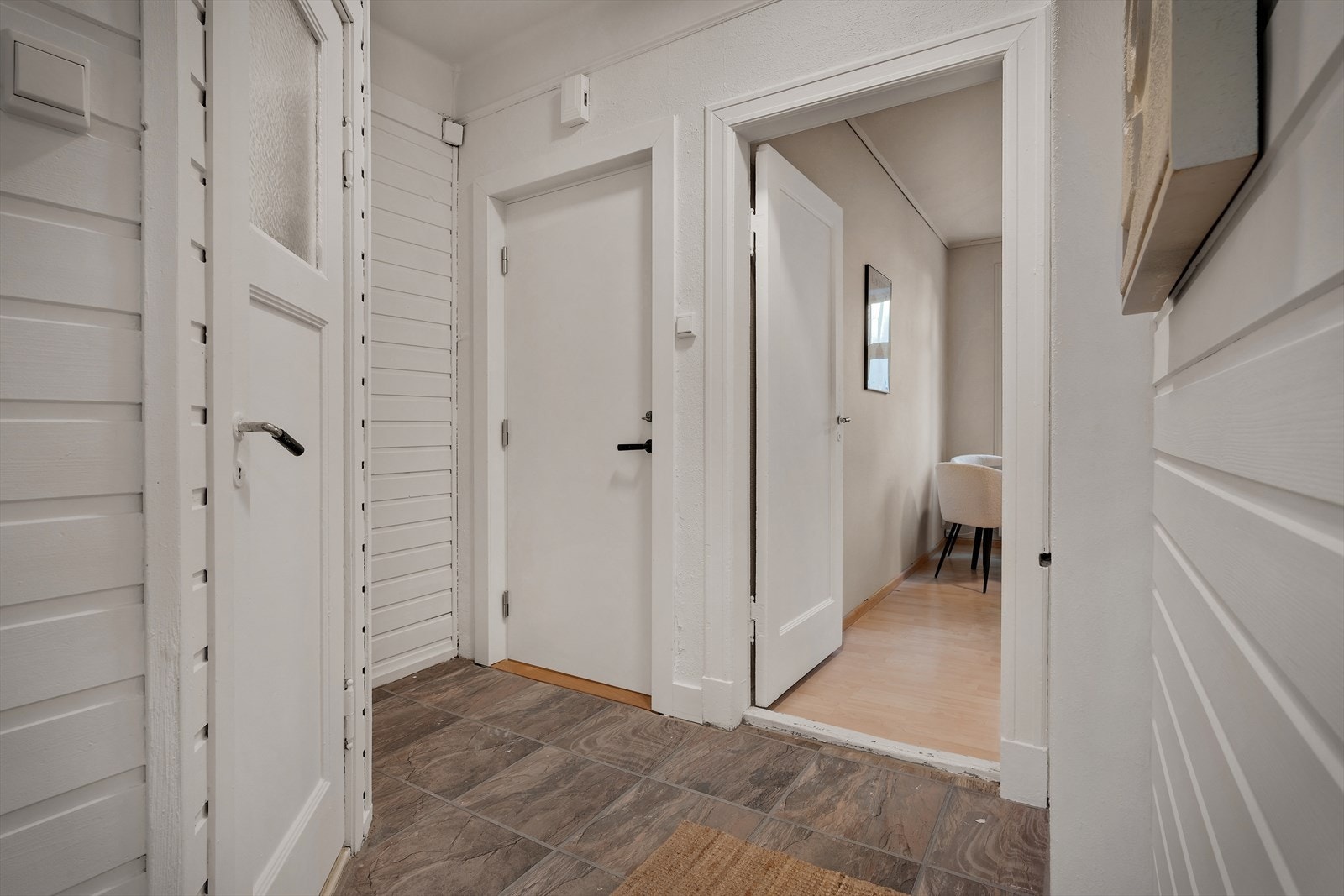 Velkommen inn! Entré med god plass til å henge fra seg ytterklær. Galleribilde