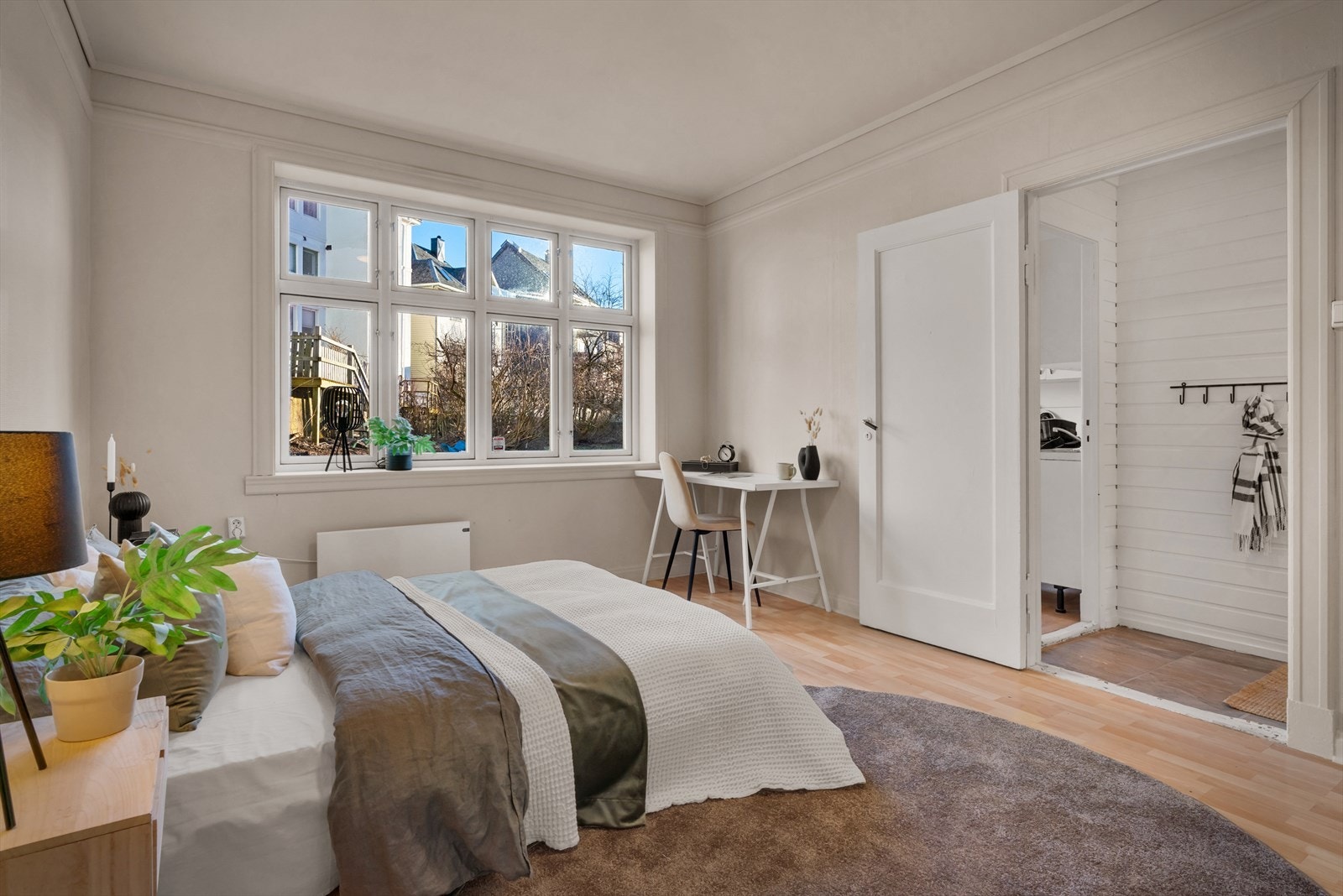 Romslig soverom på 16,4 m² med god plass til dobbeltseng og garderobeskap. Galleribilde