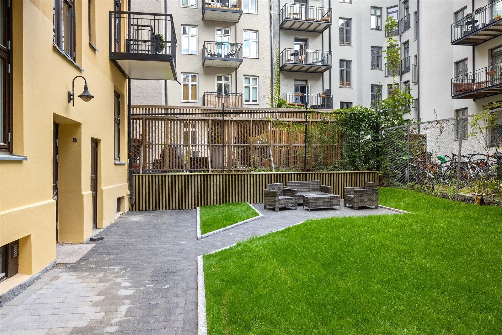 Pent opparbeidet bakgård. Gården er omfattende rehabilitert med nyoppusset fasade, nye avløpsrør og stigeledninger. Galleribilde