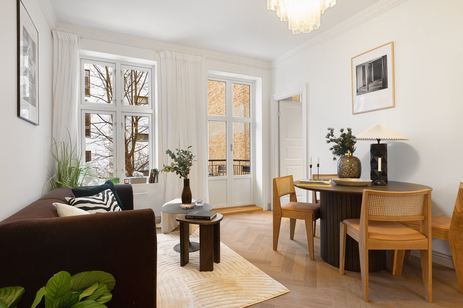 Benjamin Ådna v/Nordvik har gleden av å presentere denne lekre og klassiske 2-roms leiligheten beliggende i byggets 2. etasje. Foto: Walsowork AS Galleribilde