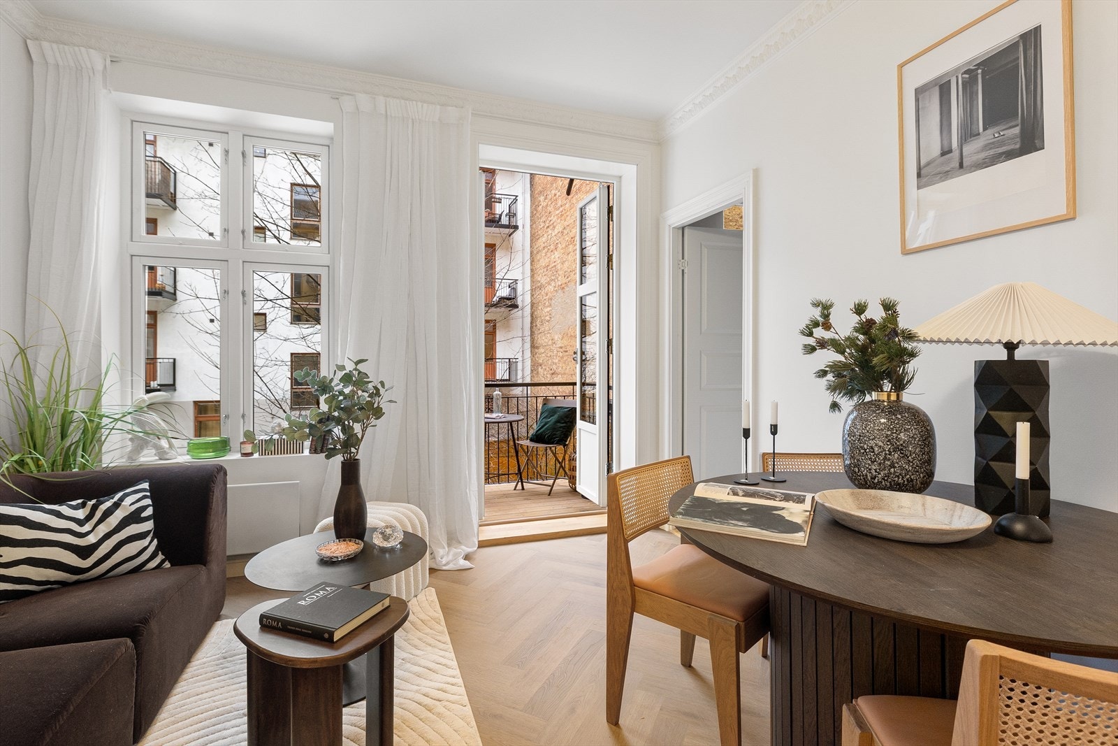 Fra stuen er det direkte utgang til en balkong på ca 3 kvm. Galleribilde