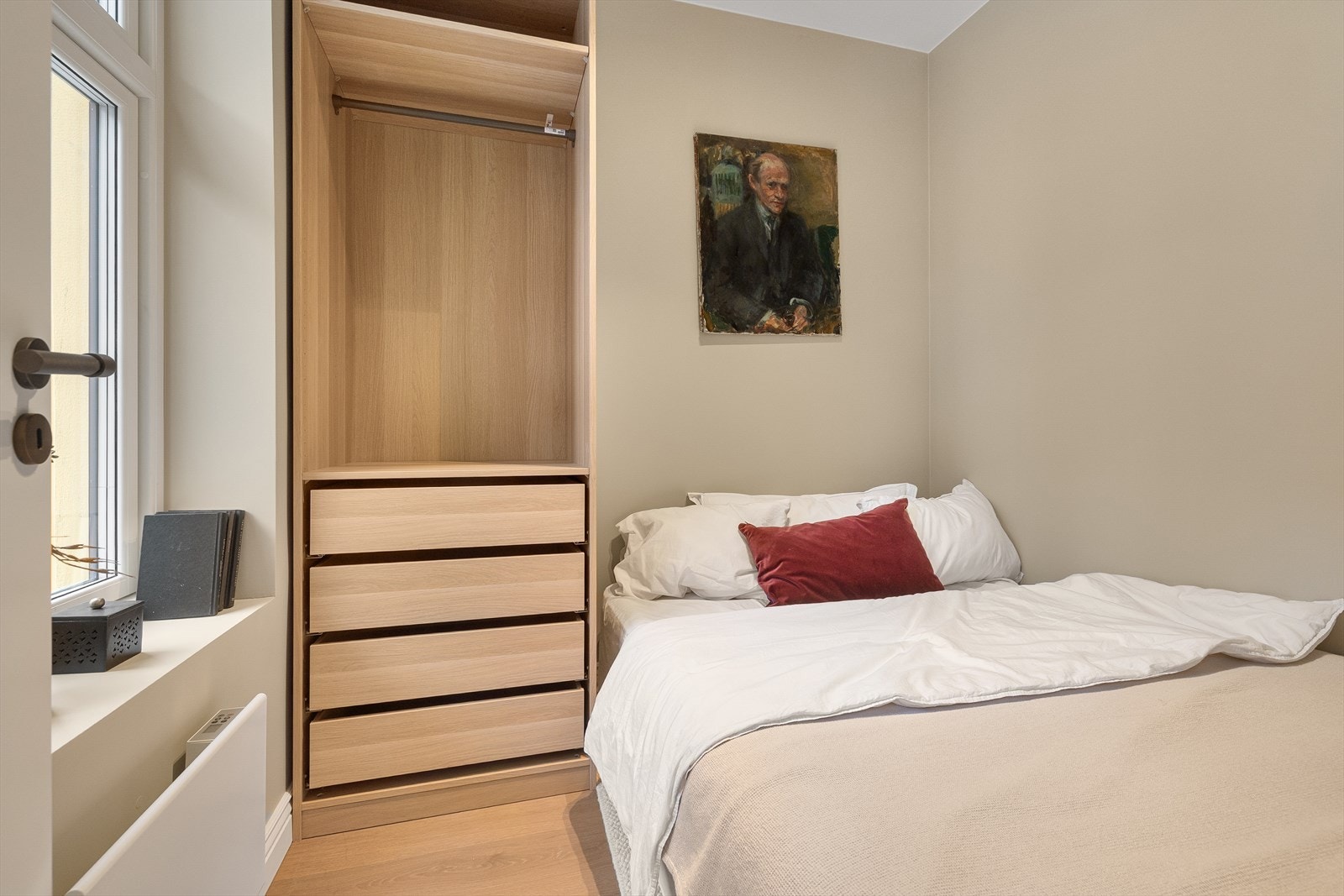 Soverom med plass til dobbeltseng og garderobeløsning. Galleribilde