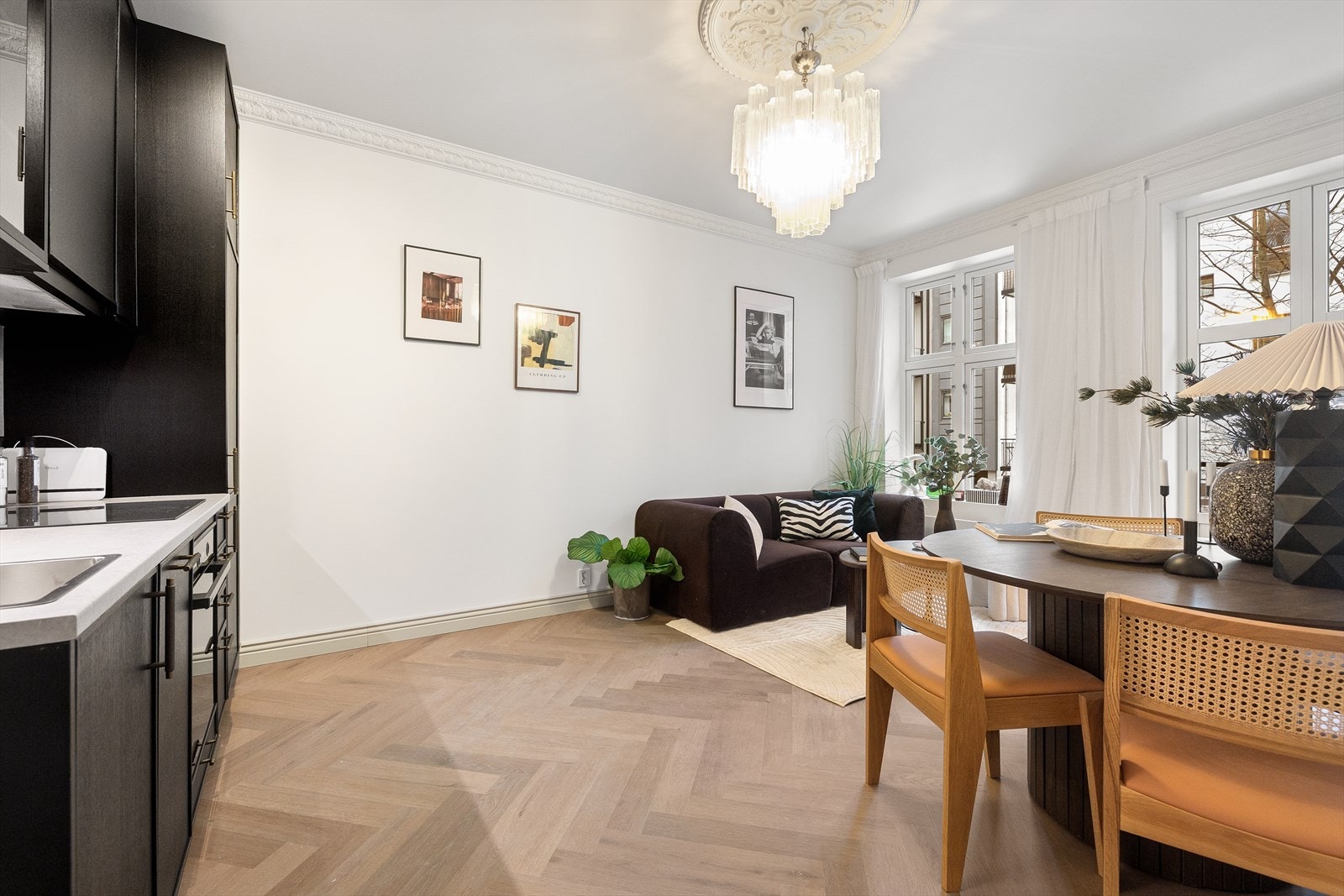 Velkommen inn! Lys og luftig stue med nye store vindusflater som slipper inn rikelig med naturlig lys. Galleribilde