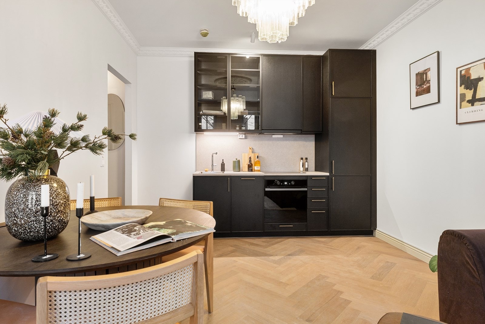 Nytt kjøkken etablert i 2025 i åpen løsning mot stue fra Bekkestua kjøkkensenter. Kjøkkenet har innredning med beisede fronter, laminatbenkeplate, oppvaskkum i stål samt kjøkkenplate over benk. Galleribilde