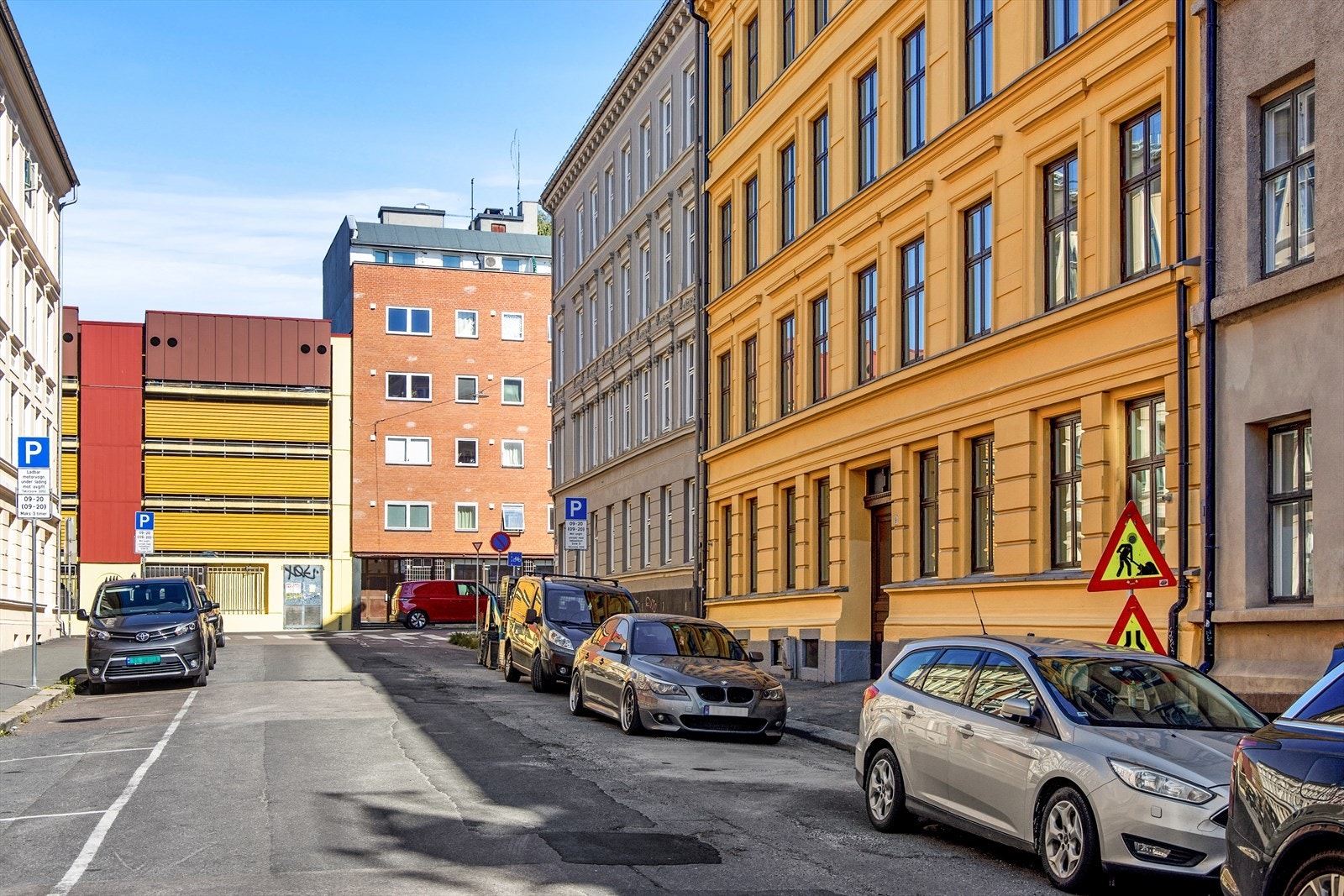 Klassisk og nyoppusset 1890-gård. Beboerparkering rett utenfor bygården. Galleribilde