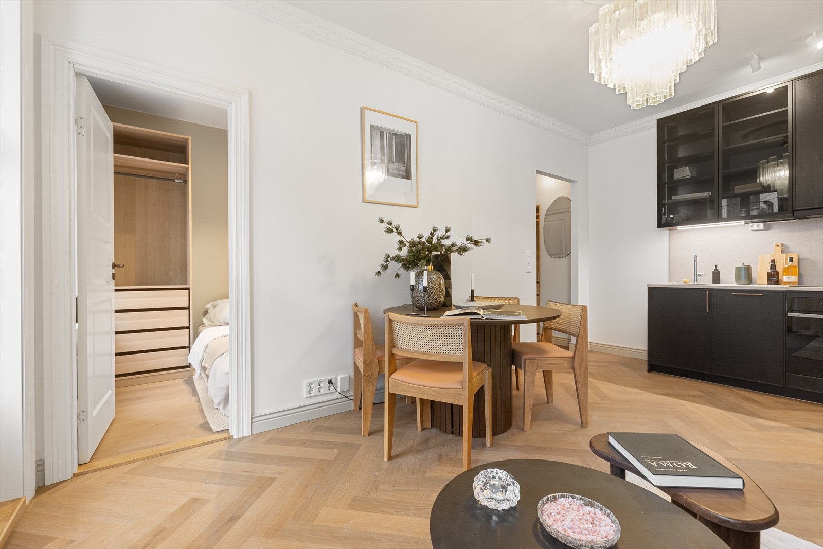 Fra stuen er det direkte adkomst til boligens soverom. Leiligheten har en generøs takhøyde på ca 2,75 cm. Galleribilde