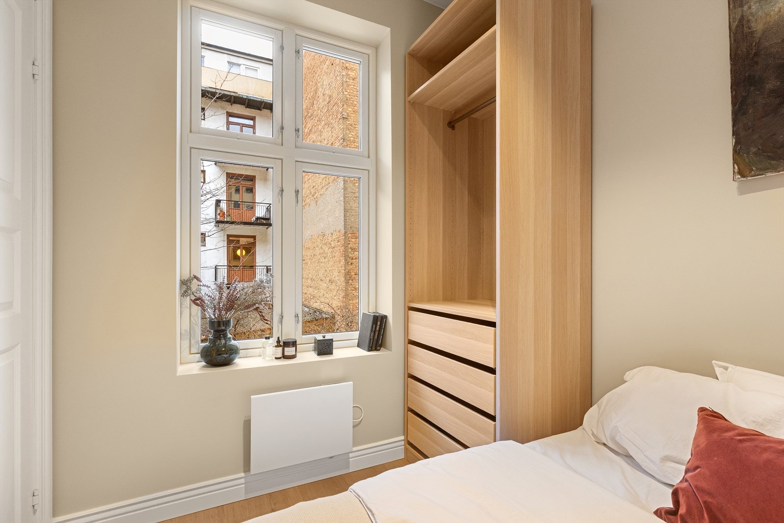 Store vindusflater som slipper inn rikelig med naturlig lys. Soverommet vender mot stille bakgård. Galleribilde