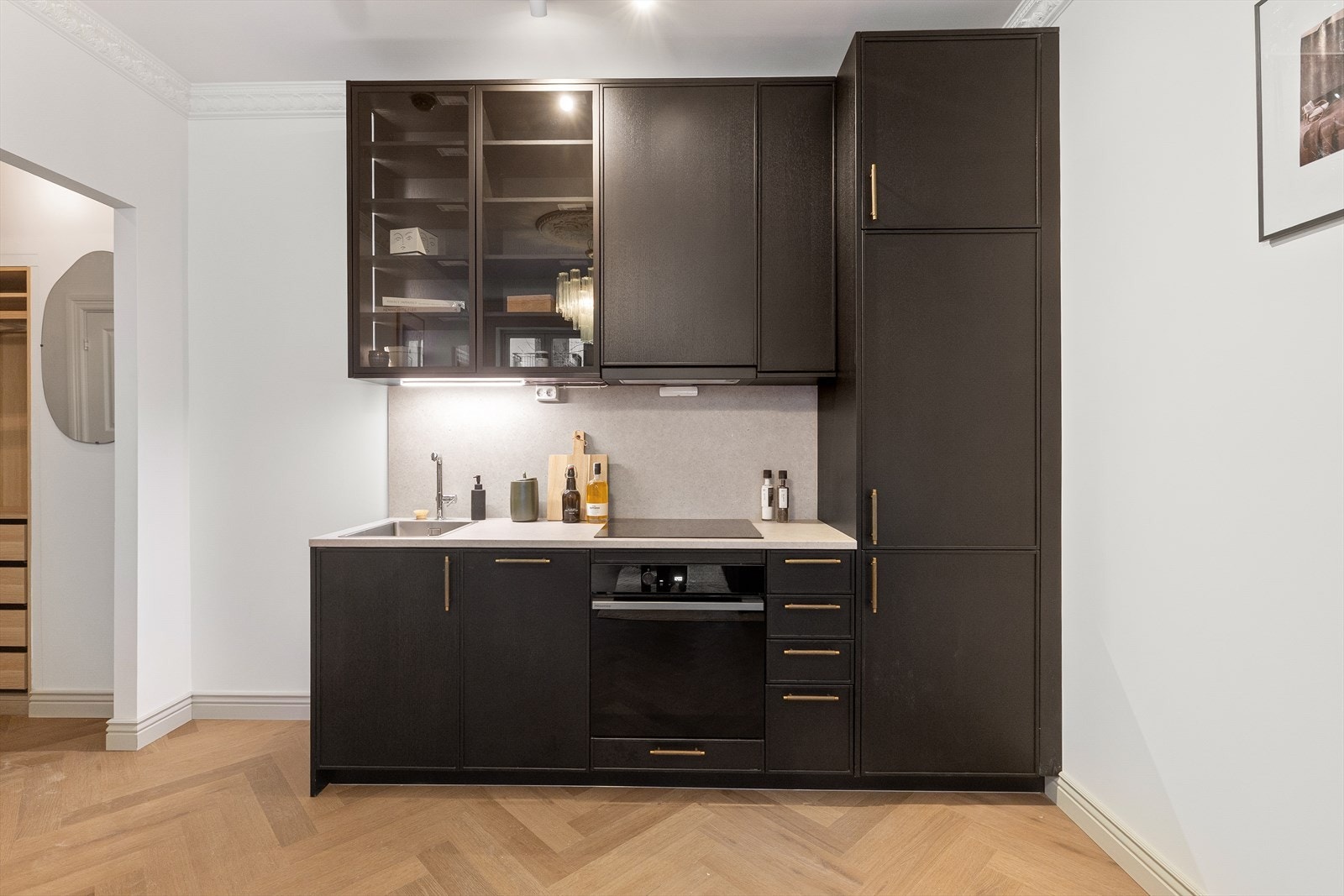 Integrerte hvitevarer med induksjon platetopp, stekeovn, kombiskap (kjøl/frys) og oppvaskmaskin. Galleribilde