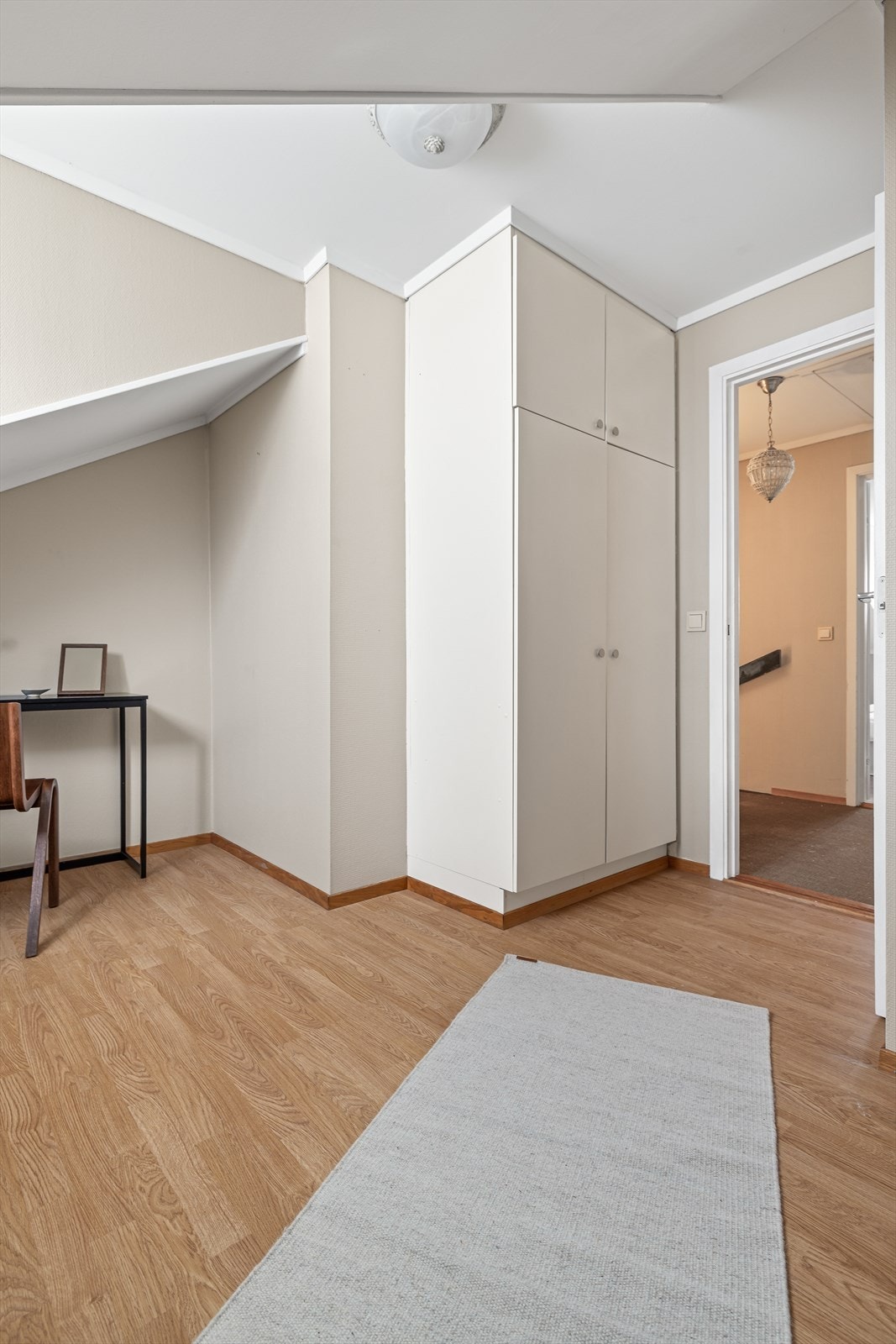 Garderobeskap som går helt opp til taket Galleribilde