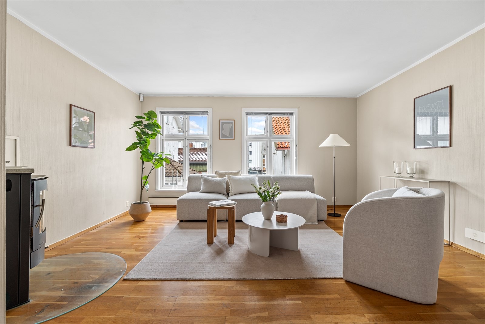 Her har man god plass til å møblere etter eget ønske. Stuen har to store vinduer som gir rikelig med lysinnslipp Galleribilde