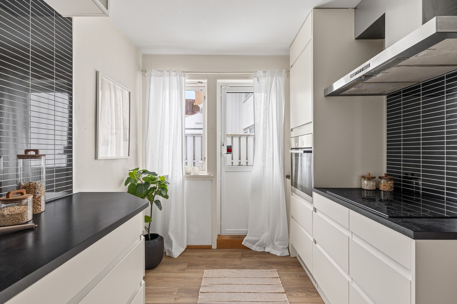 Stilrent kjøkken med glatte fronter og benkeplate av laminat Galleribilde