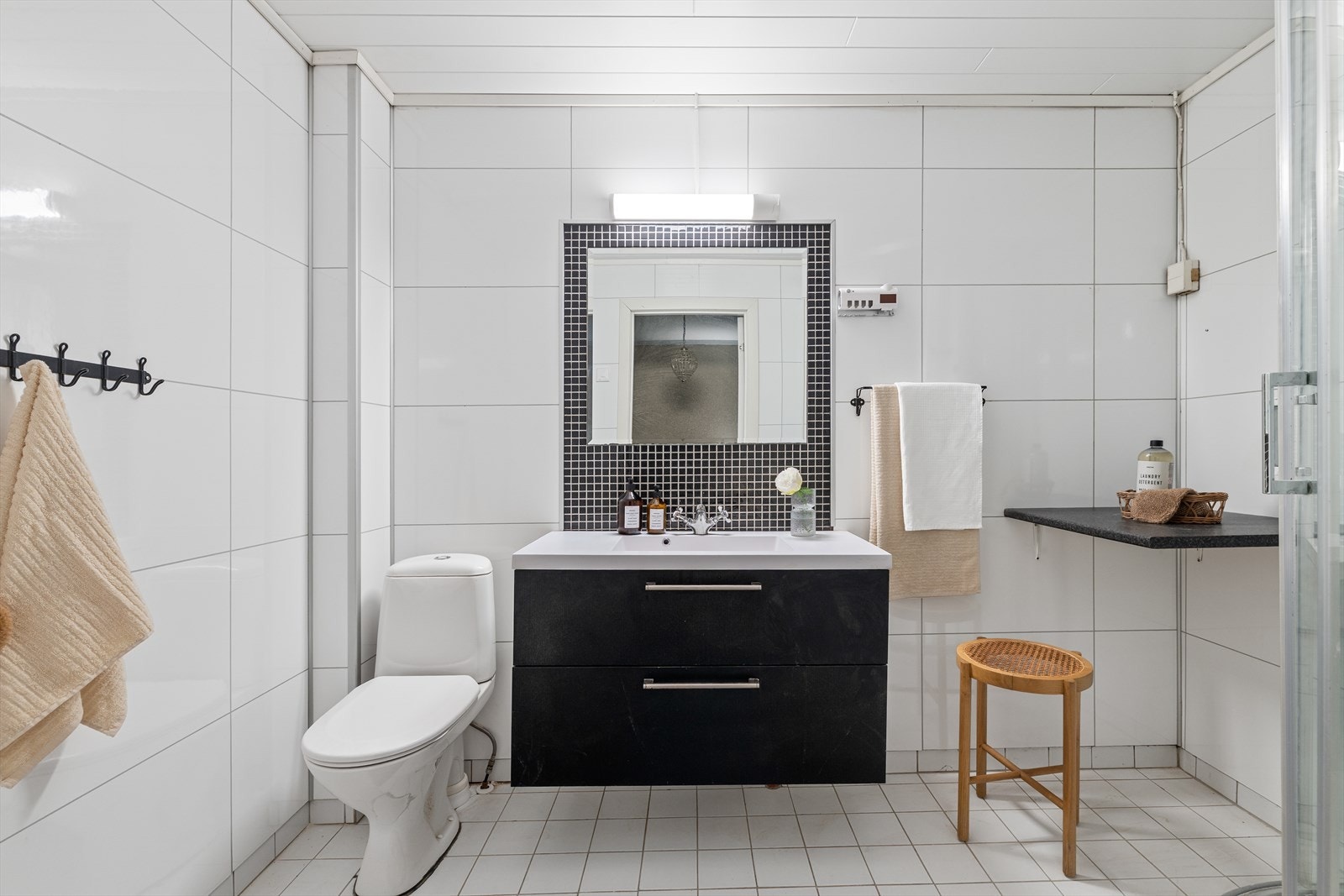 Badet er av god størrelse med fliser på gulv og baderomsplater på vegger. Det er elektriske varmekabler på gulv Galleribilde