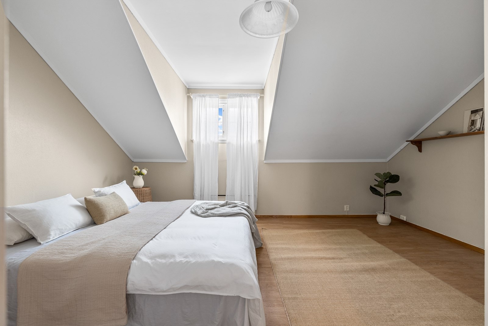 Hovedsoverommet er av god størrelse med plass til dobbeltseng, nattbord og garderobeløsning Galleribilde