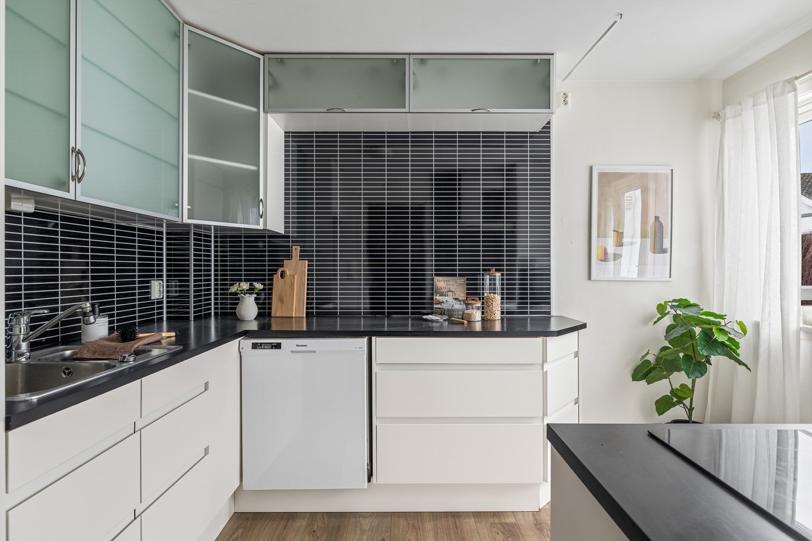 Det er godt med både skap- og benkeplass Galleribilde