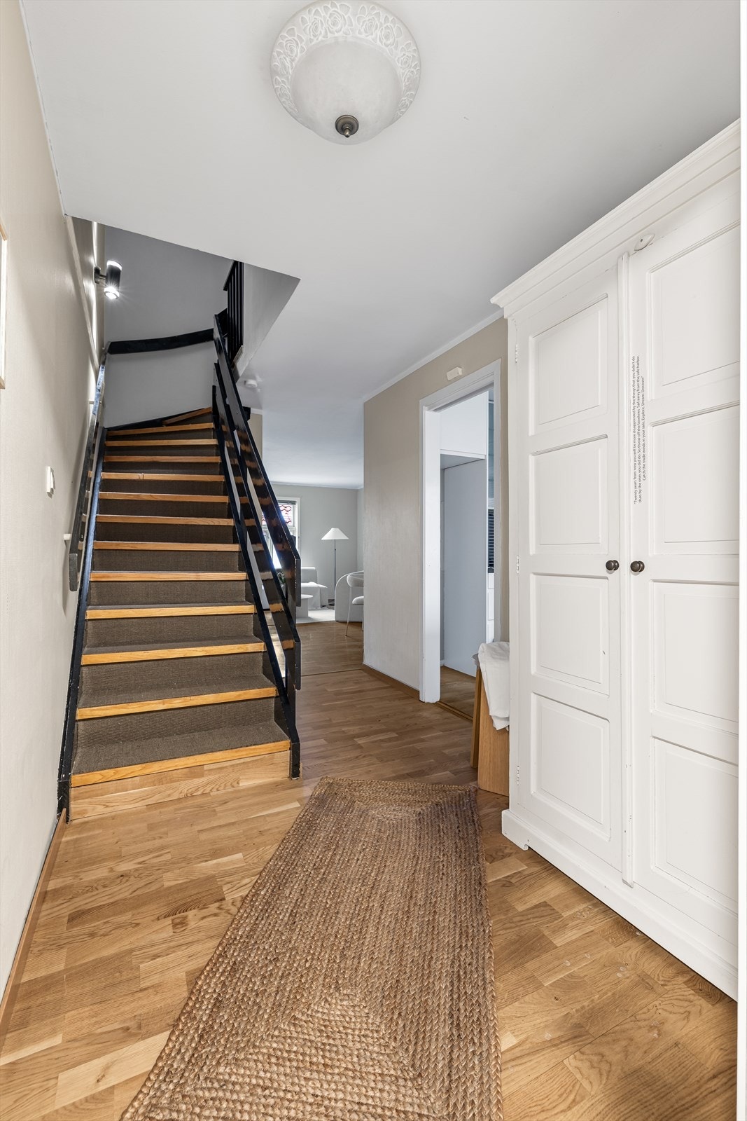 Her har du god plass til å henge fra deg jakker og sette fra deg sko. Det er parkett på gulv og malte plater på vegger Galleribilde