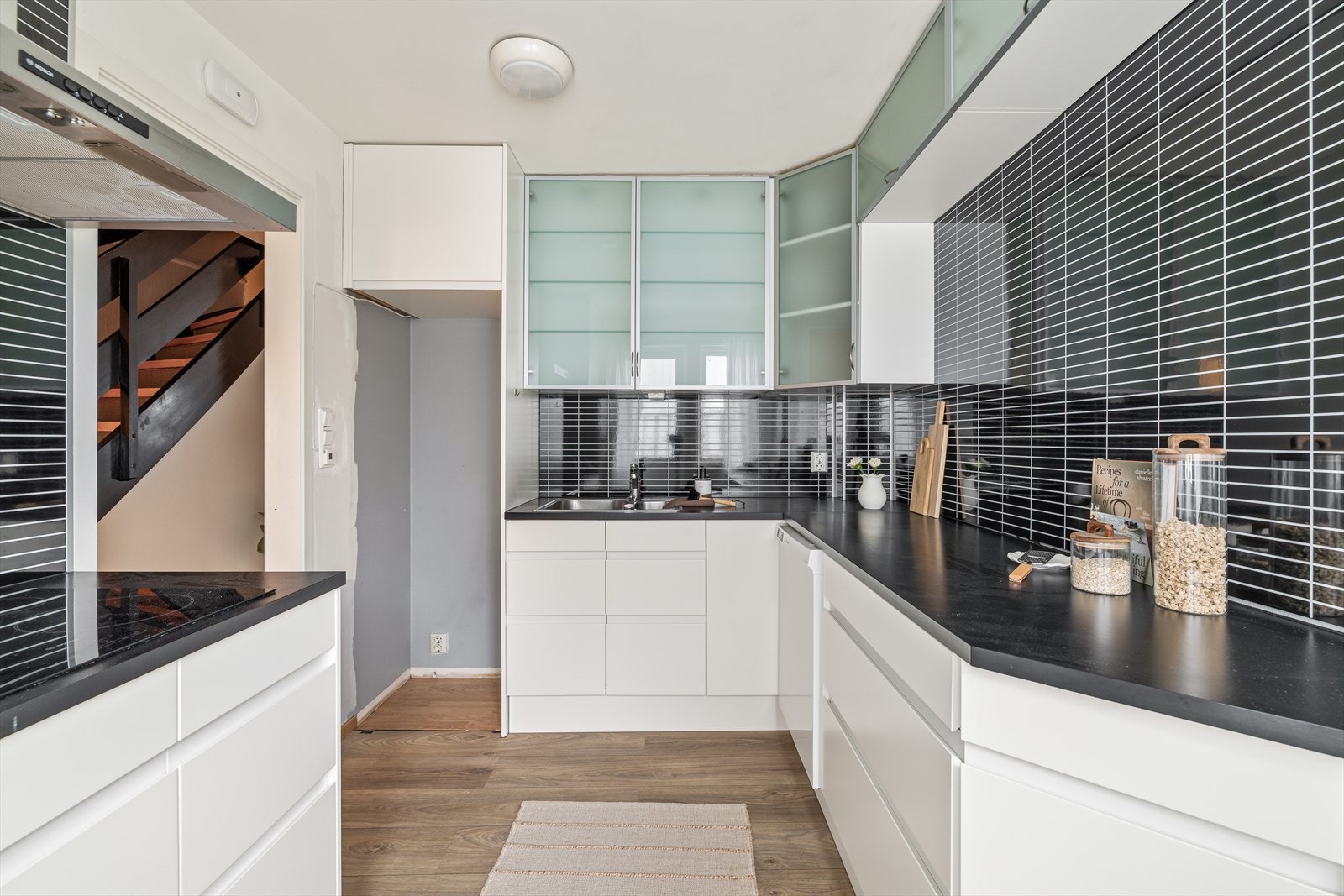 Av integrerte hvitevarer er det induksjonstopp og stekeovn. Det er avsatt plass til oppvaskmaskin og kjøleskap Galleribilde