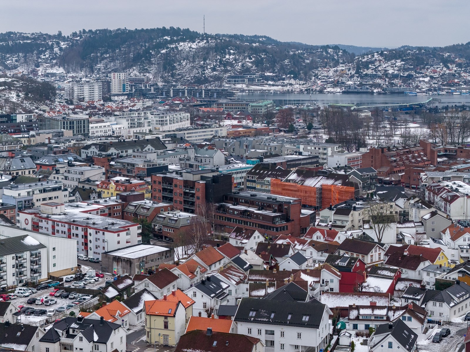 Aagaards plass med flere hyggelige spisesteder, nisjebutikker og uteservering skaper en trivelig atmosfære rett utenfor døren Galleribilde