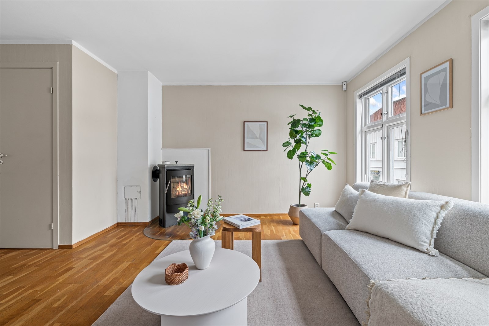 Det er gode møbleringsmuligheter med god plass til sofa, stuebord og tv-møblement Galleribilde