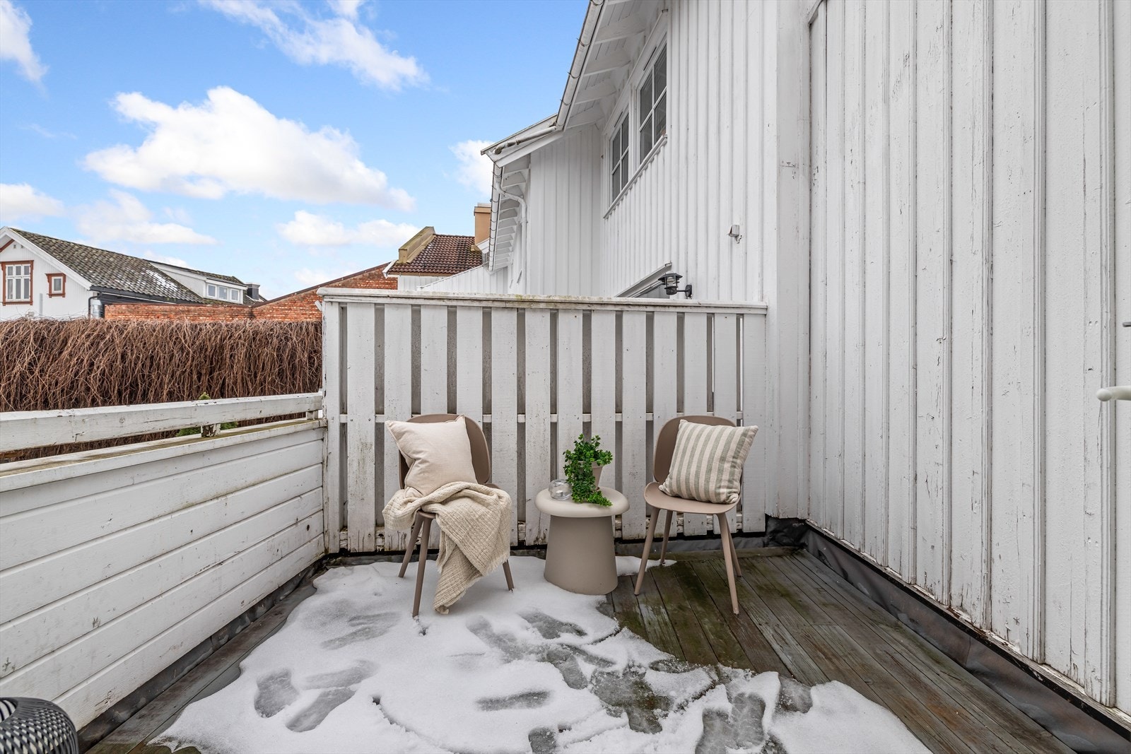 Her er det god plass til sittegruppe - perfekt for de lange sommerkveldene Galleribilde