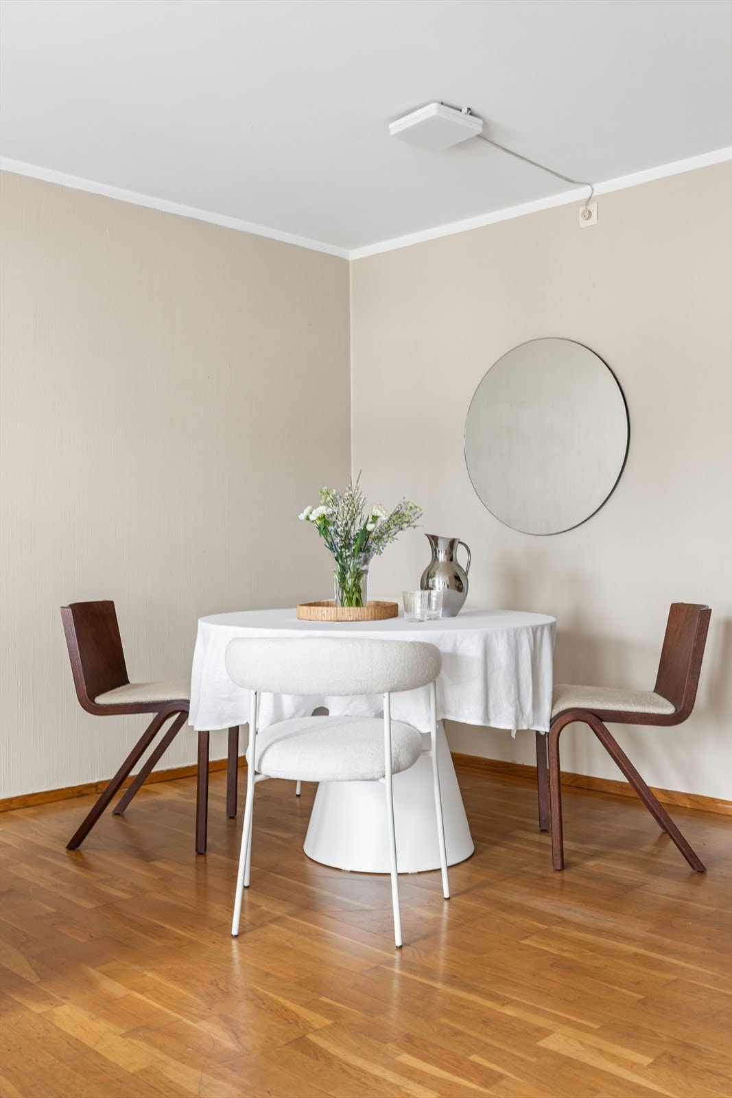 Det er plass til spisebord i stuen - perfekt for å samle familie og venner Galleribilde