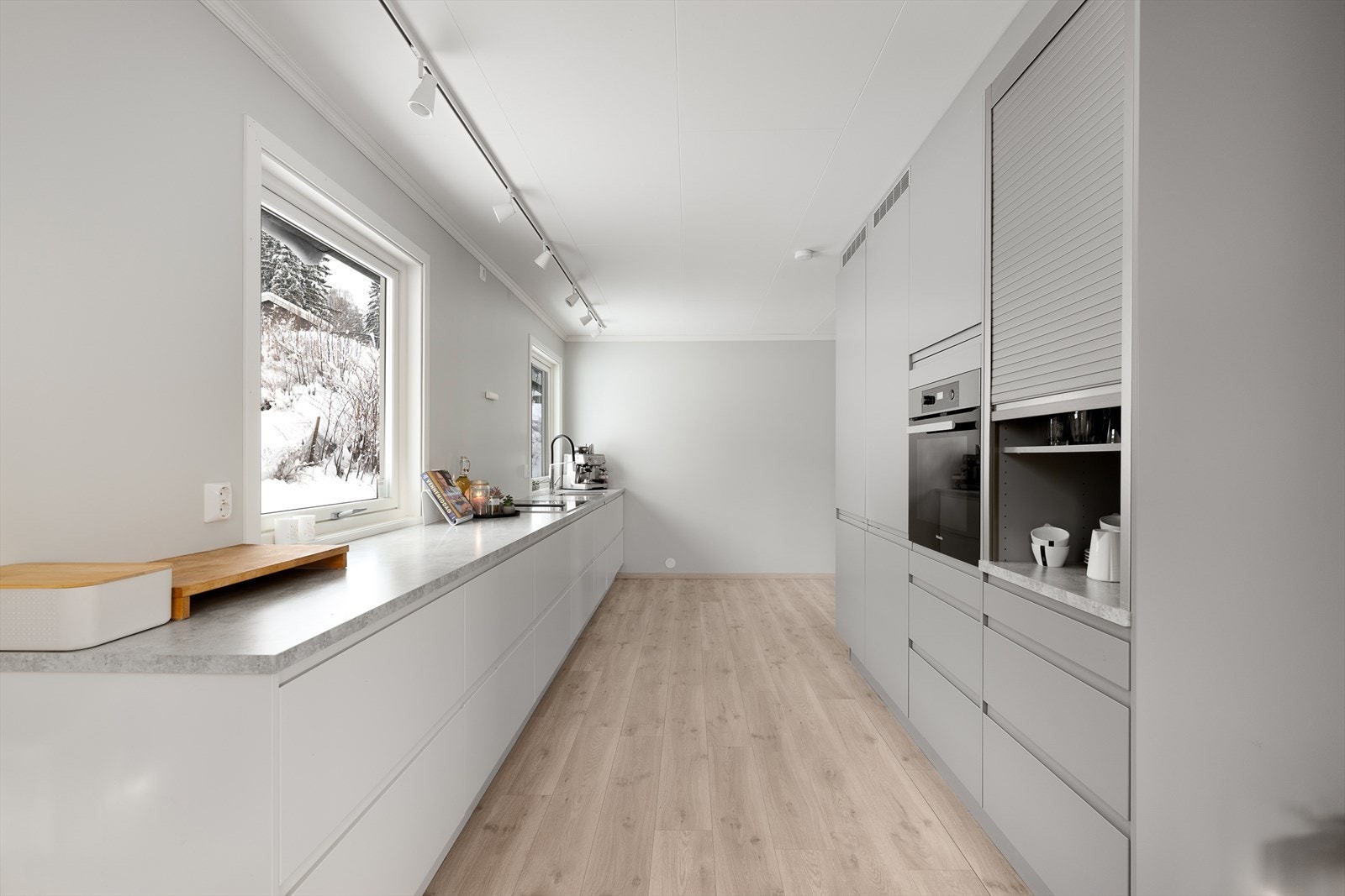 Moderne og stilrent kjøkken har rikelig med skap- og benkeplass. Galleribilde