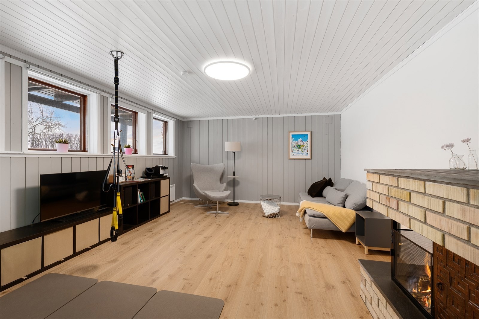 Kjellerstuen er et fleksibelt rom som egner seg godt som TV-stue, treningsrom eller lekerom. Galleribilde