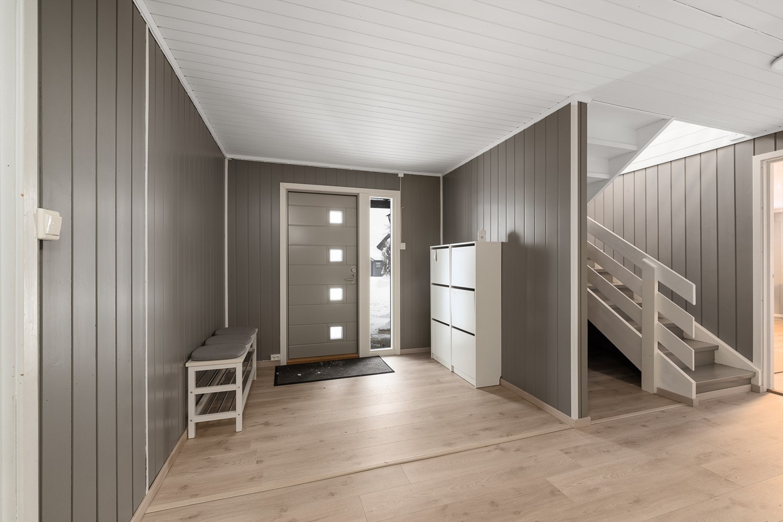 Boligen har en romslig entré med god plass til oppbevaring. Galleribilde