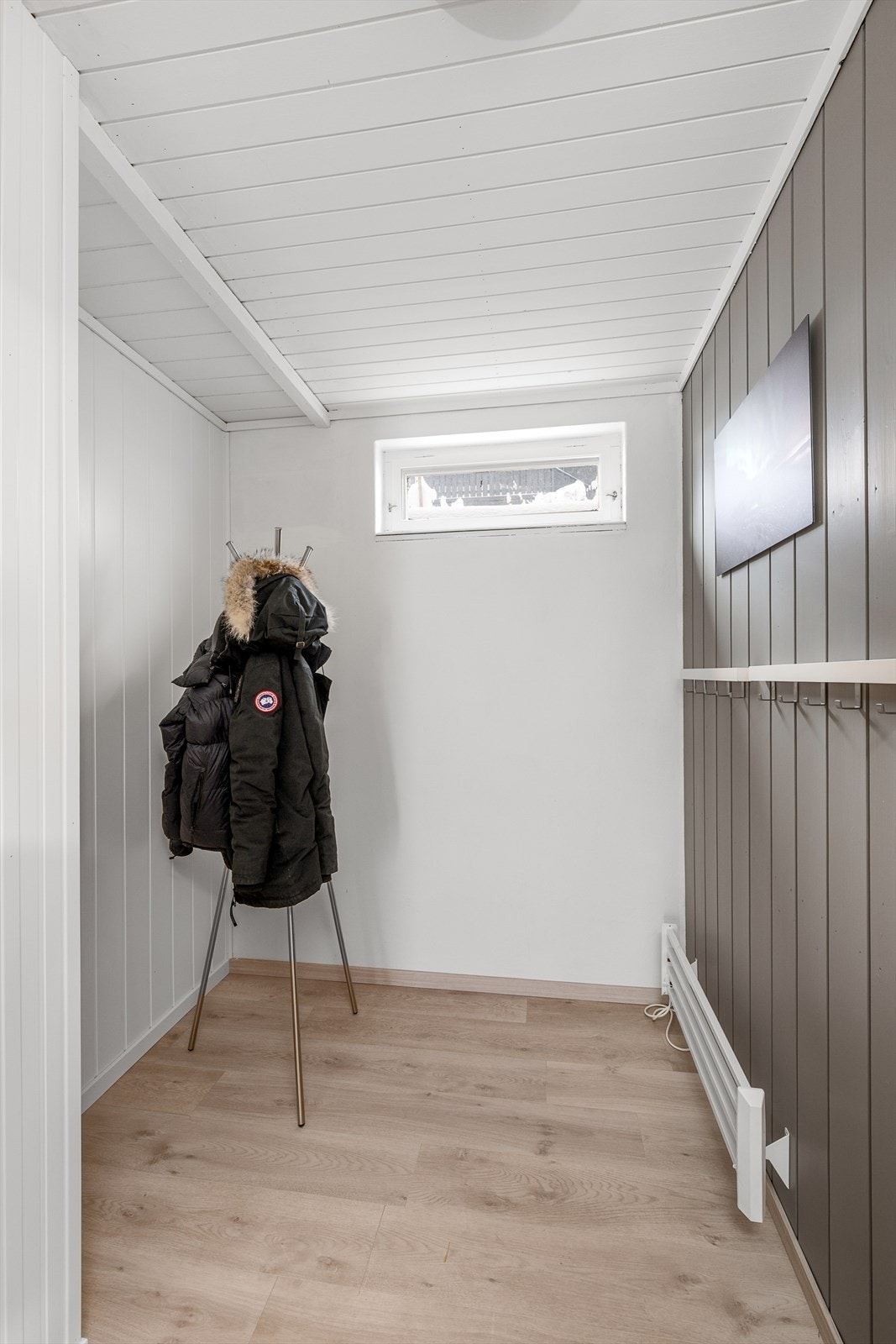 En praktisk nisje i gangen gir ekstra plass for yttertøy og sko. Galleribilde