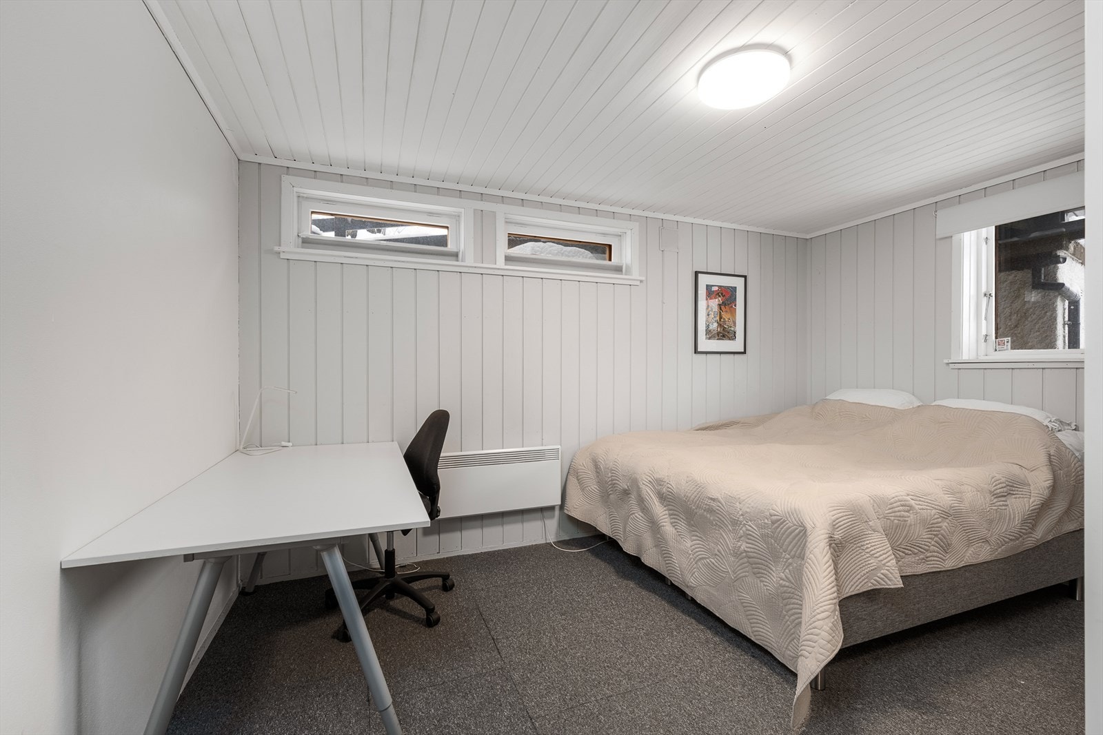 Soverom i første etasje også har plass til både dobbeltseng og kontorpult. Galleribilde