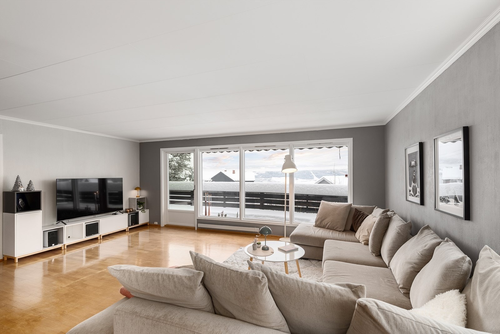 Store vindusflater gir rikelig med naturlig lys inn i rommet. Galleribilde