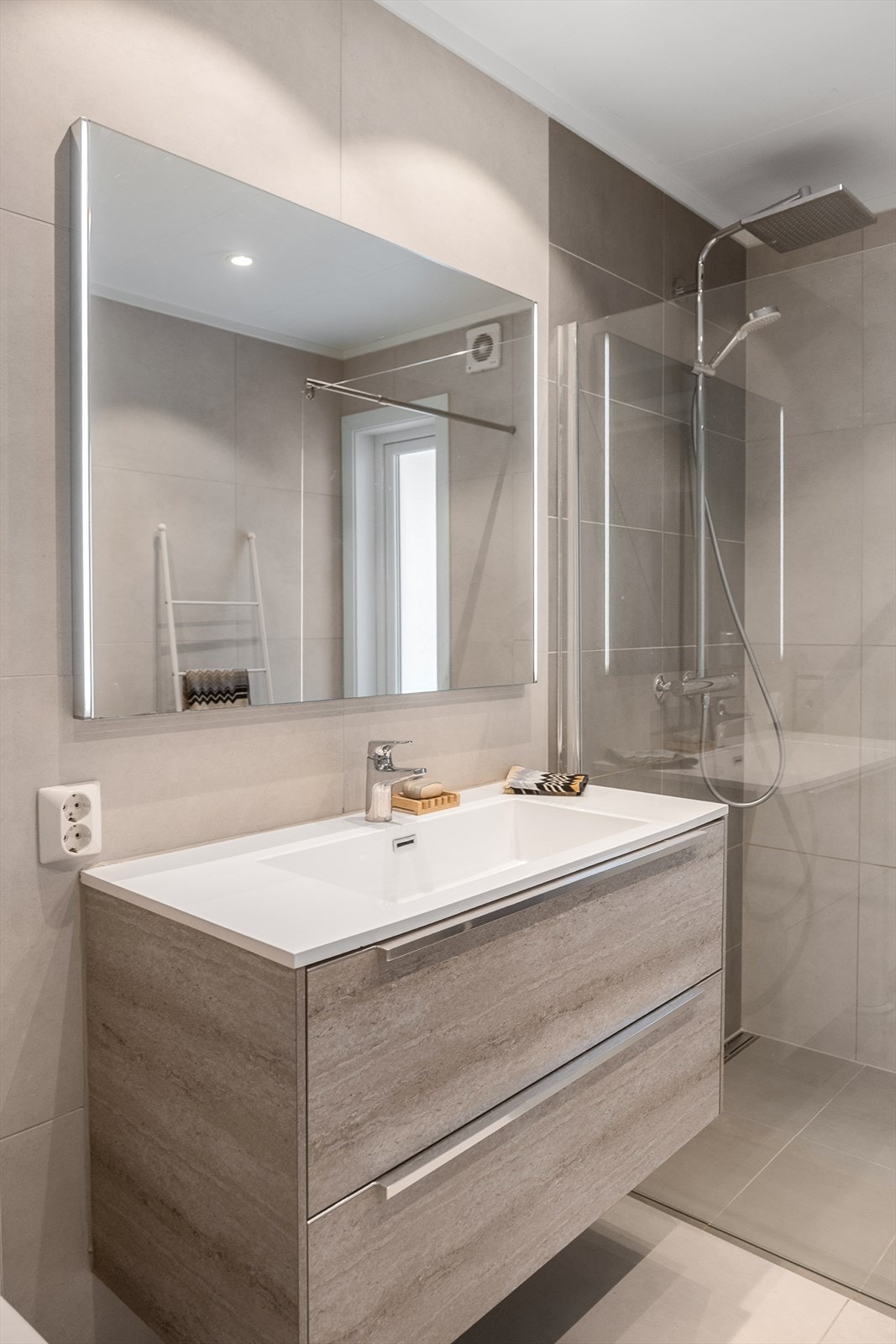 Baderomsinnredning med doble skuffer gir god oppbevaringsplass. Speil med integrert belysning. Galleribilde