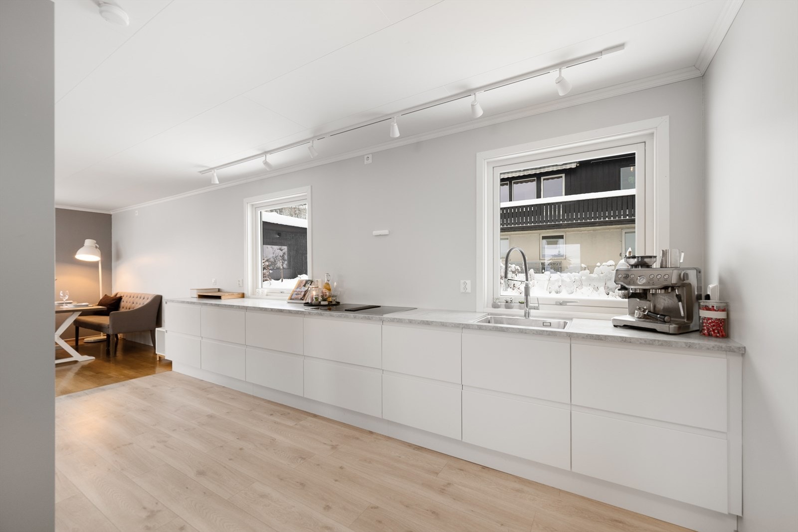 Vinduene over kjøkkenbenken slipper inn godt med dagslys i rommet. Galleribilde